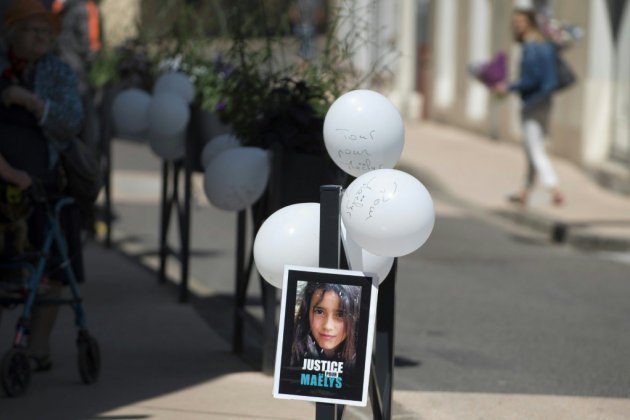 Début des obsèques de Maëlys, dans une vive émotion, en Isère