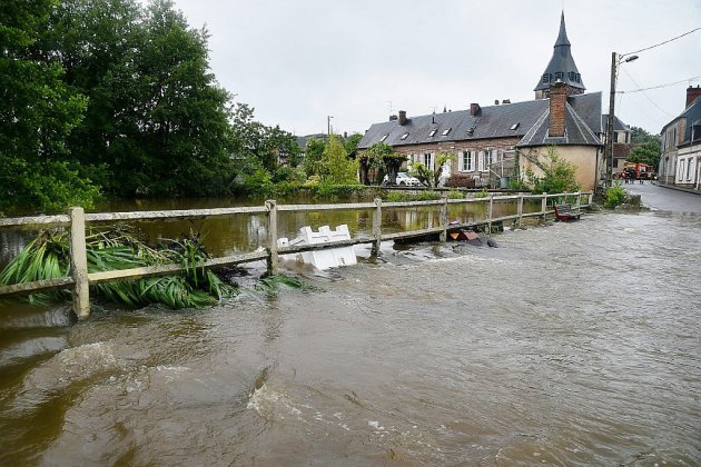 Orages et inondations vont continuer de balayer la France, un homme noyé en Normandie