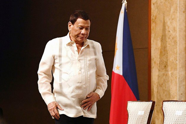 Duterte après avoir embrassé une femme sur la bouche: "Tout le monde a aimé"