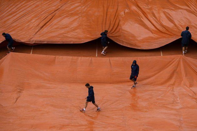 Roland-Garros: les matches interrompus par la pluie, Nadal en difficulté