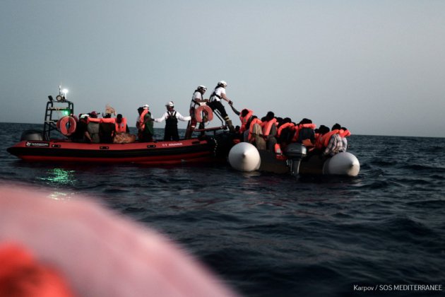Les migrants de l'Aquarius vont être transbordés sur des navires italiens pour aller en Espagne