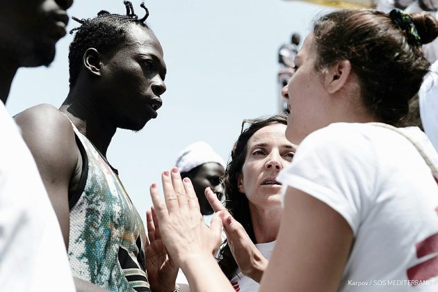 Les migrants de l'Aquarius, entre terreur et soulagement: "Merci Europe de nous laisser entrer