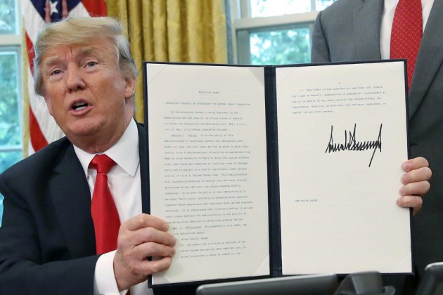 Trump signe un décret visant à mettre fin aux séparations des familles à la frontière