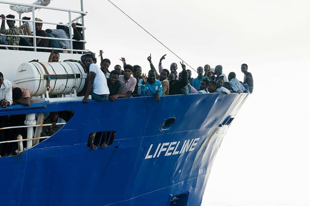 Le navire Lifeline attend en mer avec 230 migrants une solution diplomatique