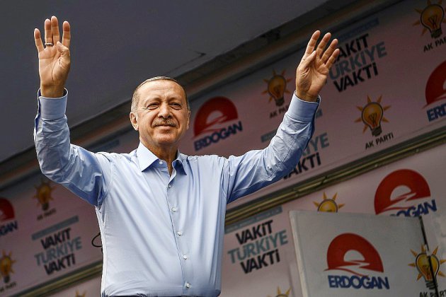 Turquie: Erdogan et son rival croisent le fer à Istanbul à la veille des élections