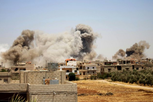 Syrie: des dizaines de familles fuient la ville de Deraa pilonnée par le régime