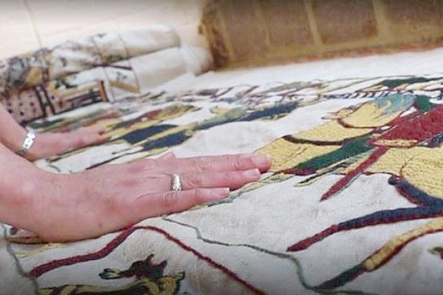 Bayeux. Une Anglaise fait une réplique maison de la tapisserie de Bayeux
