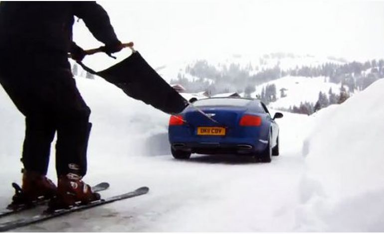 Du ski tracté par une voiture