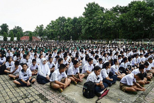 Thaïlande: des écoliers attendent leurs camarades disparus dans une grotte