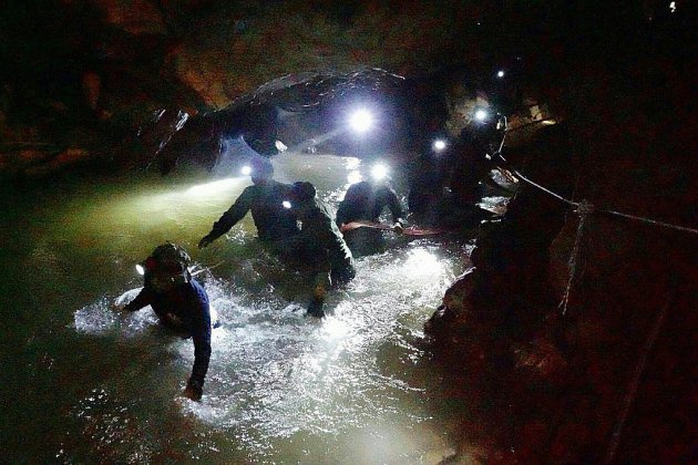 Thaïlande: les jeunes piégés dans une grotte retrouvés "sains et saufs"