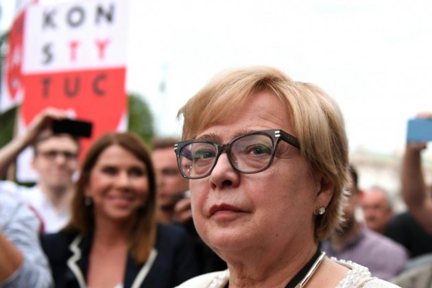 Pologne : la présidente de la Cour suprême à son bureau, défie le pouvoir