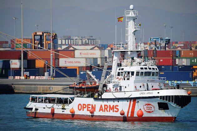 Le navire d'Open Arms avec 60 migrants à bord arrive à Barcelone