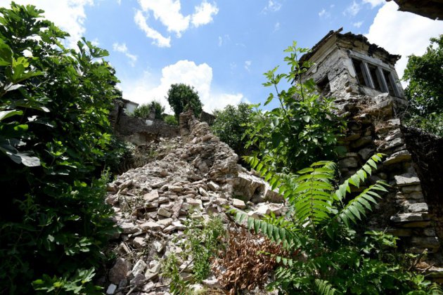 En Albanie, la "ville penchée" de Gjirokastra menace de s'effondrer
