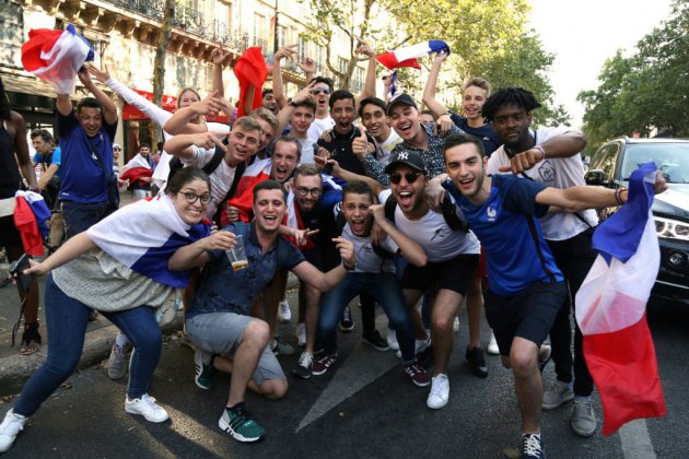 Mondial: des centaines de personnes fêtent la "demie" des Bleus sur les Champs-Elysées