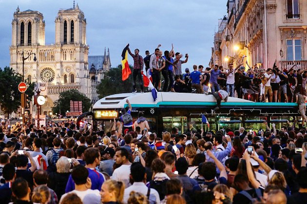 Mondial: "On est en finale !", Marseillaise et klaxons: les Parisiens fêtent la victoire des Bleus