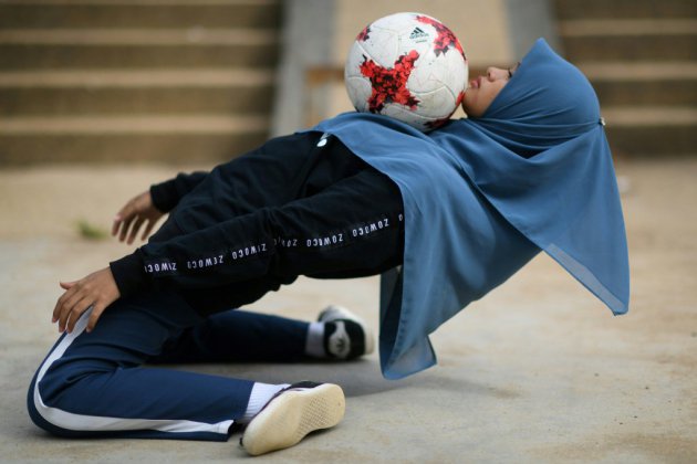 En Malaisie, elle fait du foot freestyle avec un voile islamique