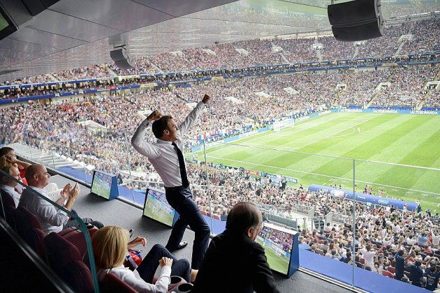 Après la folie du stade, Macron célèbre les Bleus symboles de "la République"