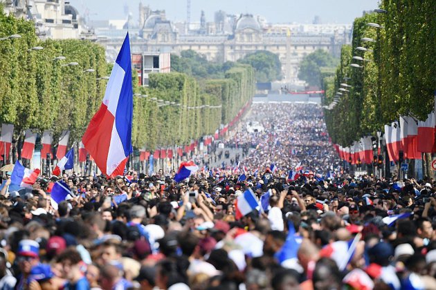 Sur les Champs-Elysées, une "belle France" attend ses héros et la Coupe