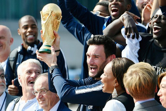 Les Bleus champions du monde en route pour les Champs-Elysées