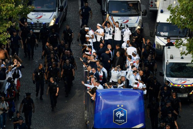 Les Bleus descendent les Champs-Elysées, acclamés par une foule immense