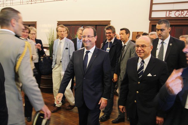 Cherbourg. François Hollande et Bernard Cazeneuve en dédicace à Cherbourg