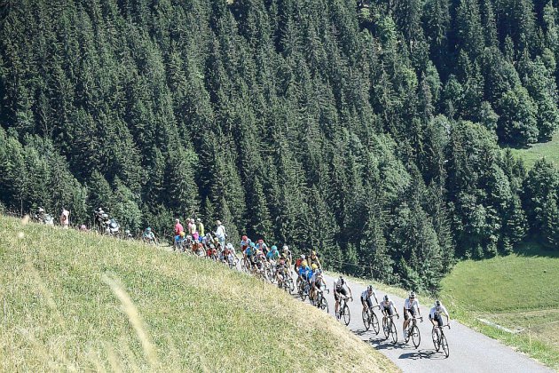 Tour de France: le peloton en route vers la montée légendaire de l'Alpe d'Huez