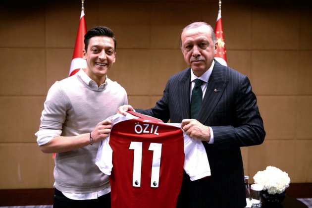 Allemagne: Özil, critiqué pour une photo avec le président turc, quitte la sélection