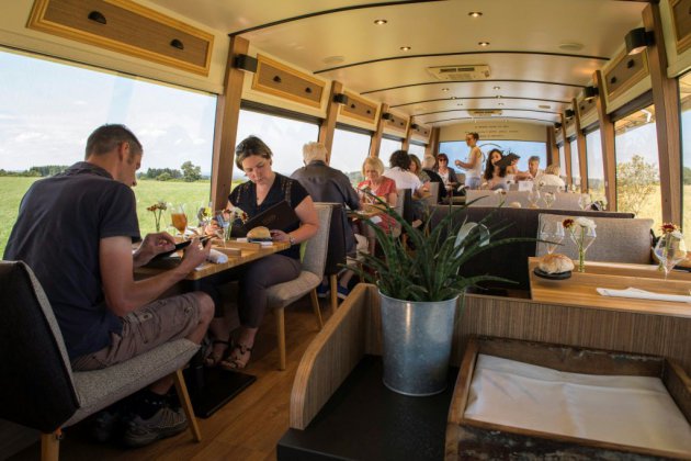 Le "Bus 26", autobus gastronomique itinérant dans les campagnes françaises