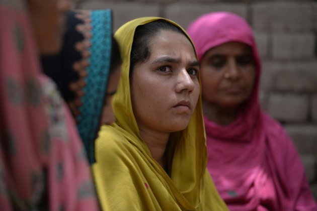 Au Pakistan, des femmes votent pour la première fois, d'autres en sont empêchées