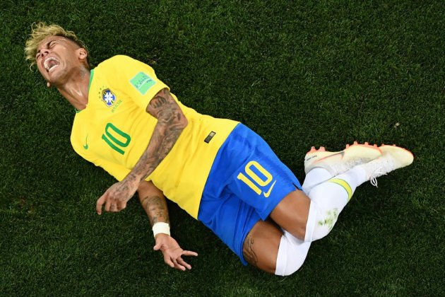 Neymar reconnaît qu'il exagère "parfois"
