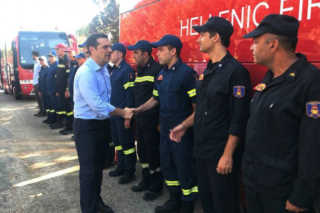 Grèce: Tsipras enfin sur les lieux du désastre, veillée d'hommage à Syntagma