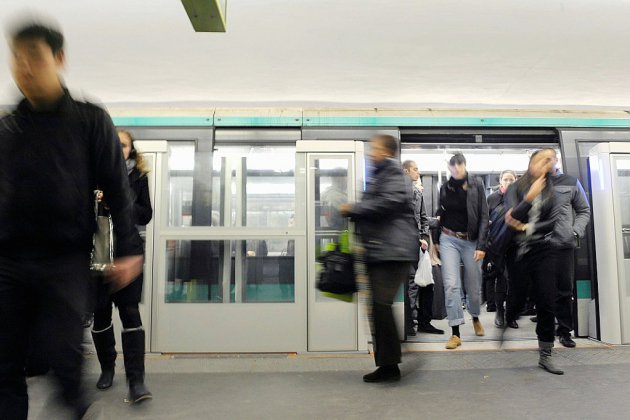 Chaleur "suffocante" et évacuations chaotiques: pluie de critiques après la panne dans le métro parisien