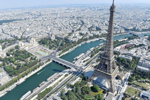 Grève: la tour Eiffel toujours fermée, les touristes dépités