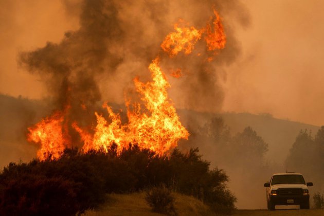 Deux foyers forment le plus grand incendie de l'histoire de la Californie