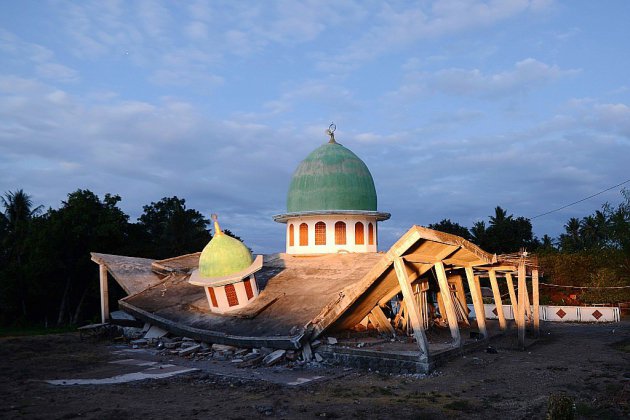 Indonésie: le bilan du séisme monte à 164 morts, des survivants attendent de l'aide