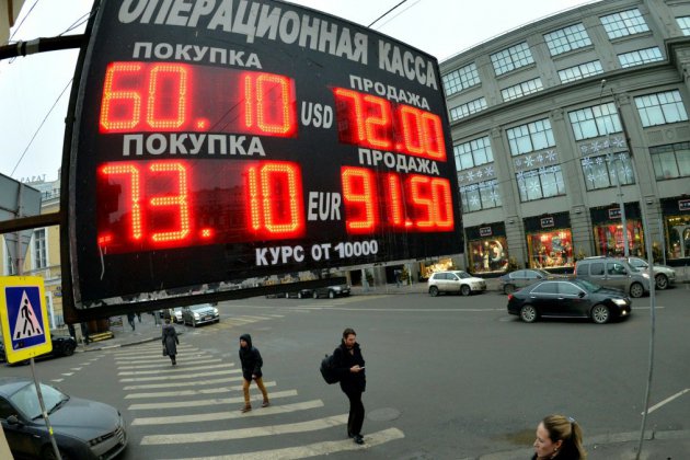 Sanctions américaines: les marchés russes chutent, le rouble au plus bas en 2 ans
