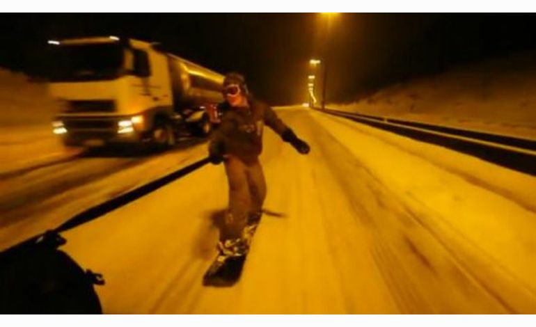 Il fait du snowboard sur l'autoroute ! 