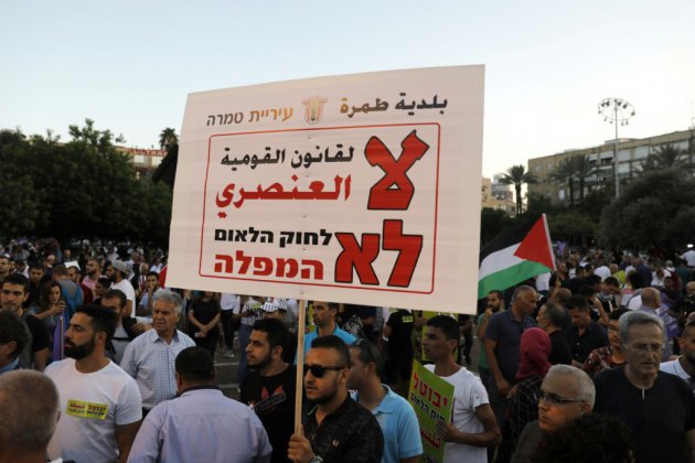 Israël: une foule d'Arabes israéliens manifestent contre une loi controversée