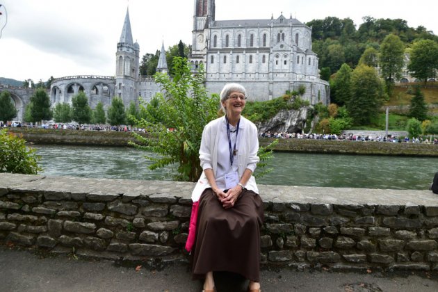 A Lourdes, le "message d'espérance" de Soeur Bernadette Moriau, la "miraculée"