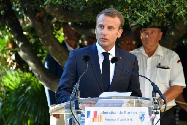 Macron rappelle "l'extrême précarité de la liberté" à Bormes-les-Mimosas