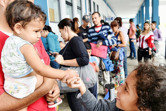 Le Pérou ferme sa porte aux migrants vénézuéliens, l'afflux se poursuit