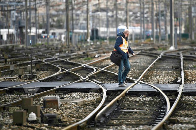 Déraillement d'un TGV à Marseille: "plusieurs jours" avant un trafic normal