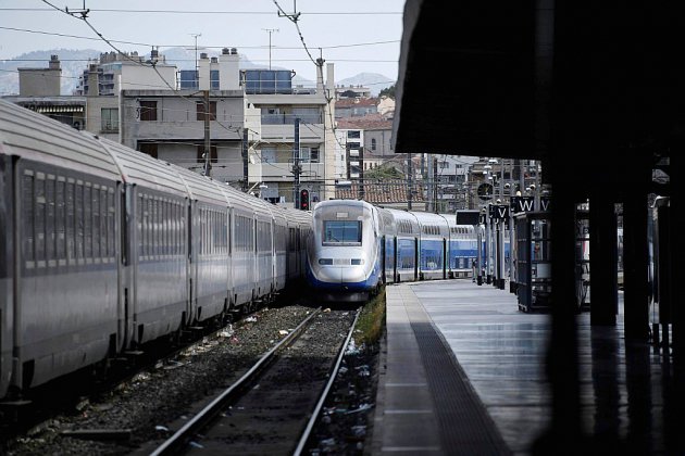 Déraillement TGV à Marseille: retour à la normale vendredi, enquêtes lancées