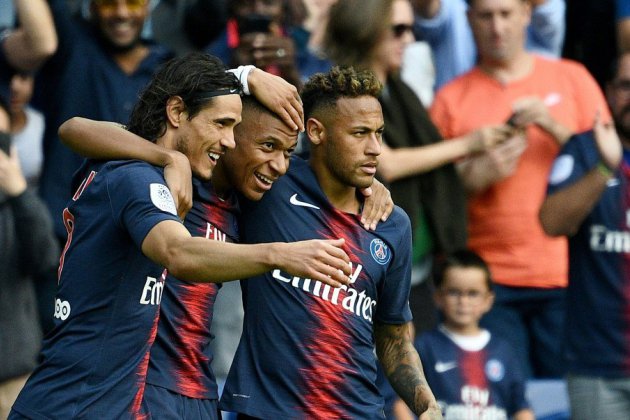 Le Paris SG bat Angers 3-1, grâce à Cavani, Neymar et Mbappé