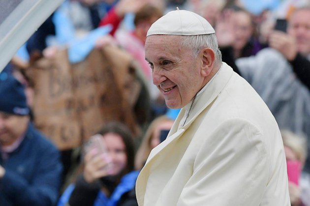 Le pape François demande "pardon" pour les victimes des abus en Irlande