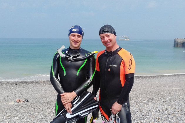 Dieppe. Seine-Maritime : deux membres d'Emmaüs nagent 16 km en mer en hommage aux migrants