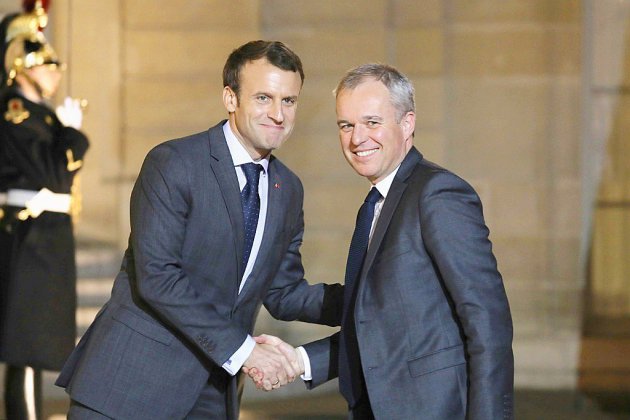 Macron tente de reprendre la main avec un remaniement restreint