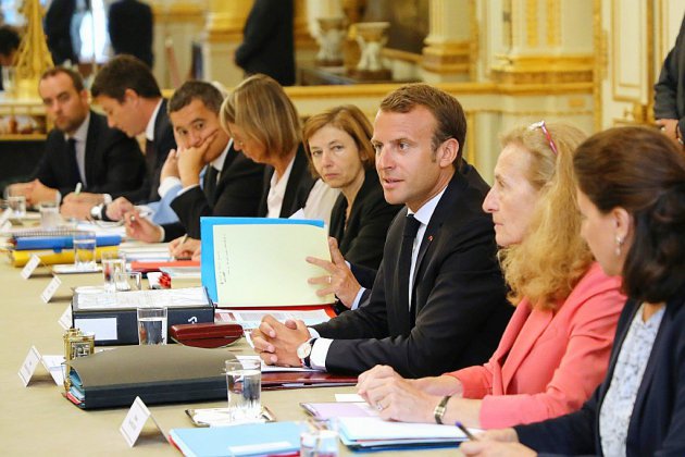 Macron appelle ses ministres à "tenir", après un été calamiteux