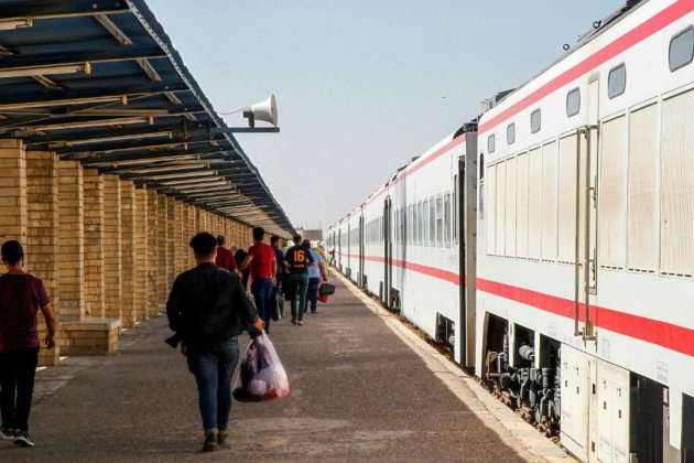 Le train Bagdad-Fallouja trace à nouveau sa route, au milieu des destructions