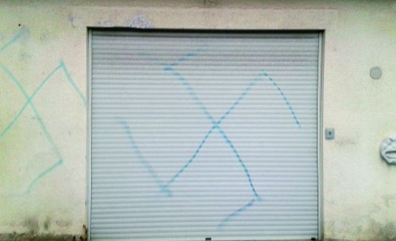 Des tags nazis sur la façade d’une habitation